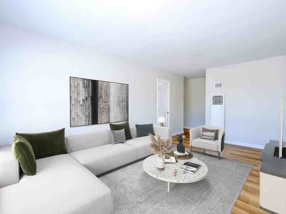 Amie - Photo 2 of 11