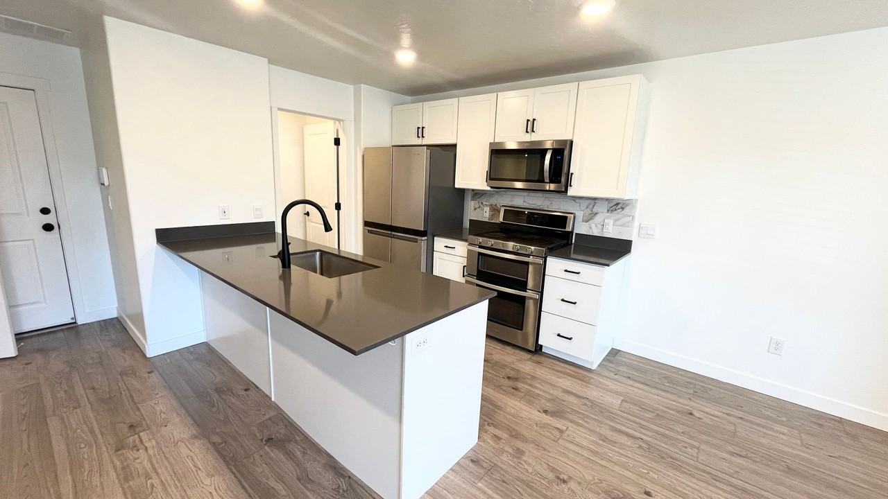 429 N Northshore Dr - Photo 3 of 19