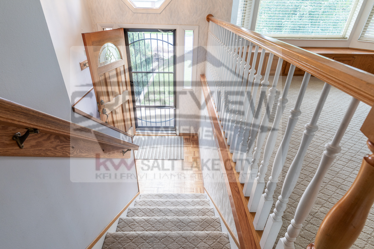 1747 E Sugarloaf Dr - Photo 2 of 33