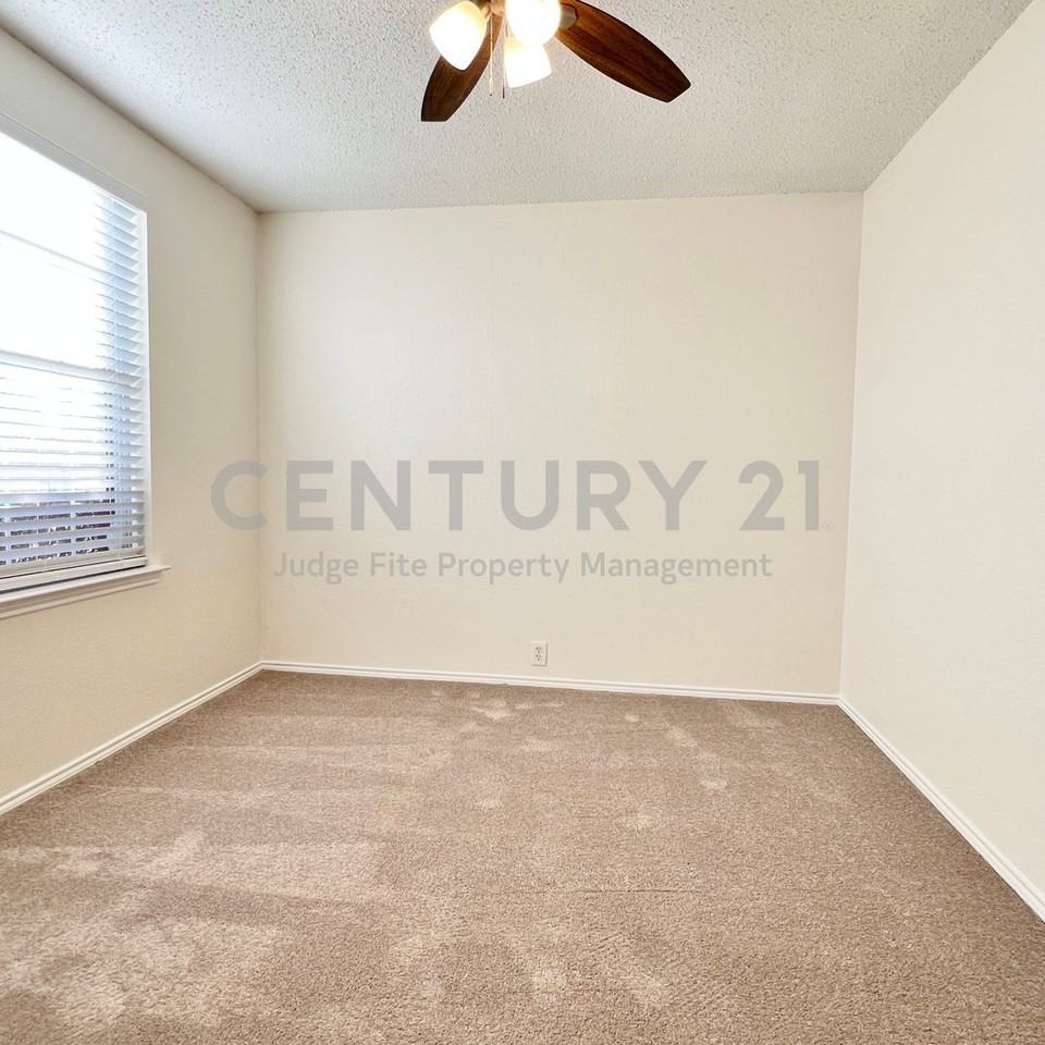 1715 Citadel Dr - Photo 2 of 17