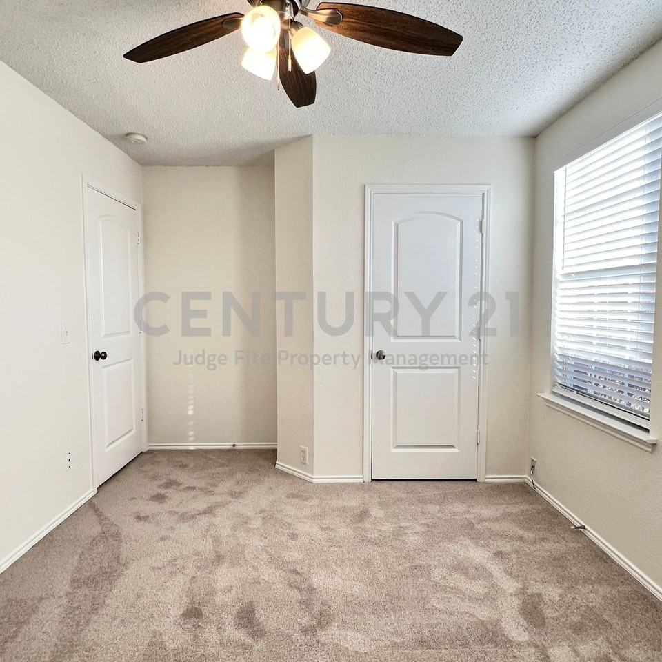 1715 Citadel Dr - Photo 3 of 17
