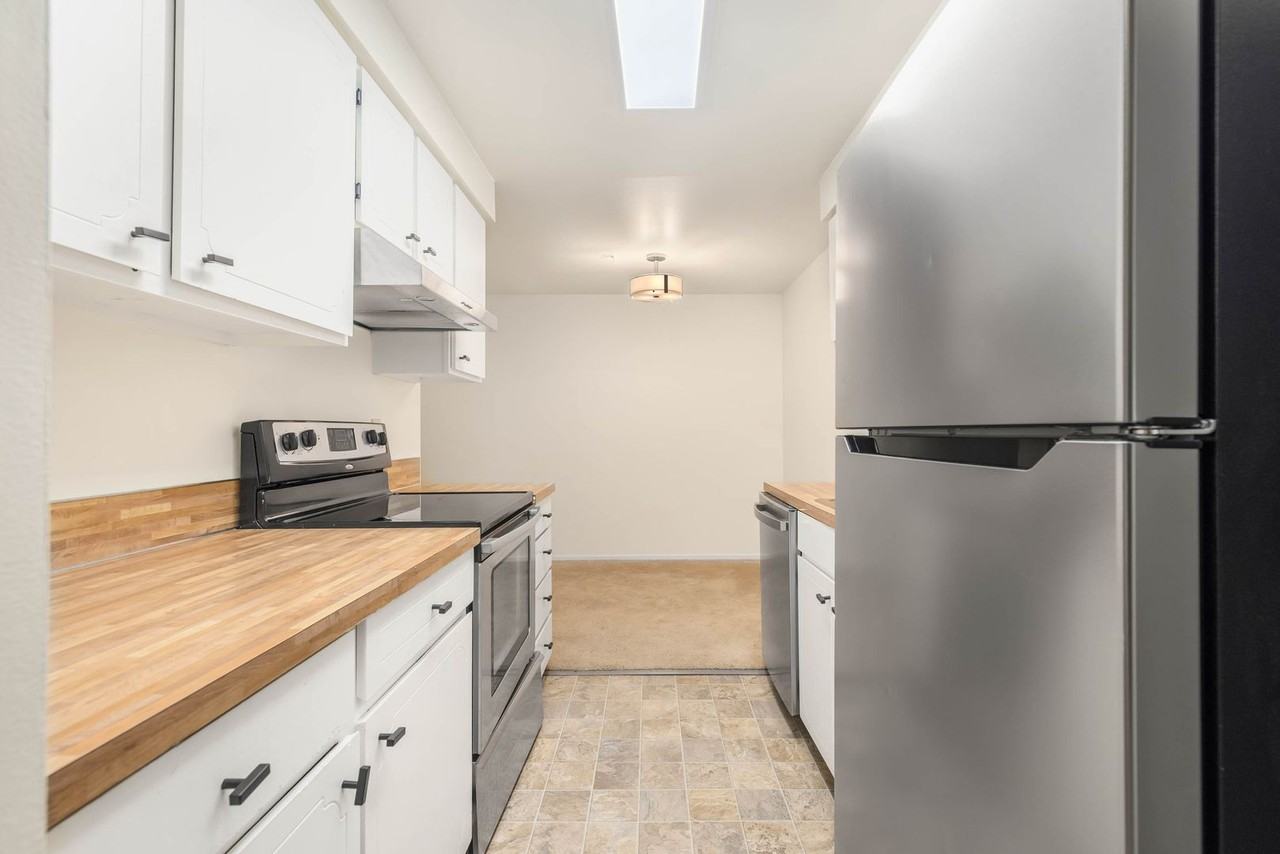 11004 Northeast 68th Street - Photo 4 of 16