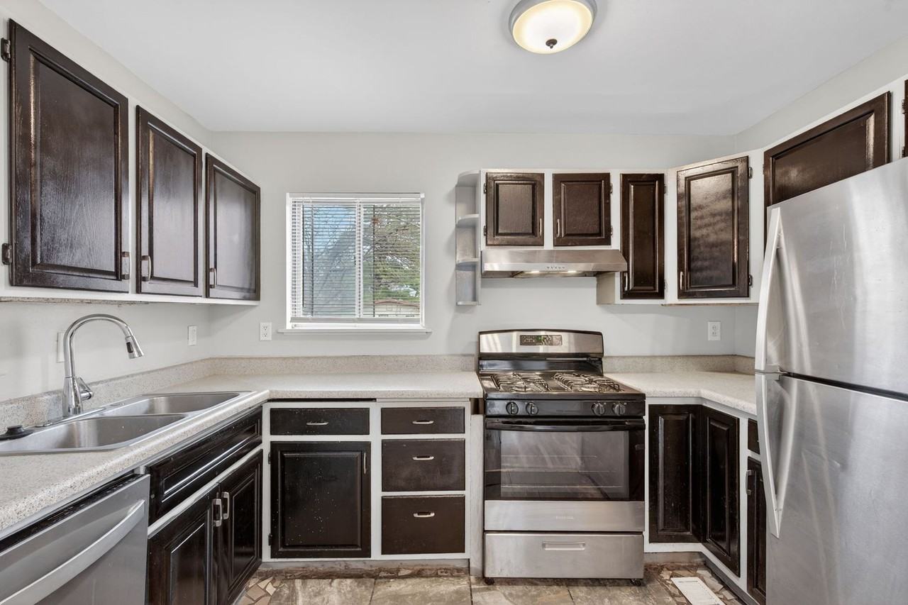 900 Paddock Drive - Photo 2 of 31