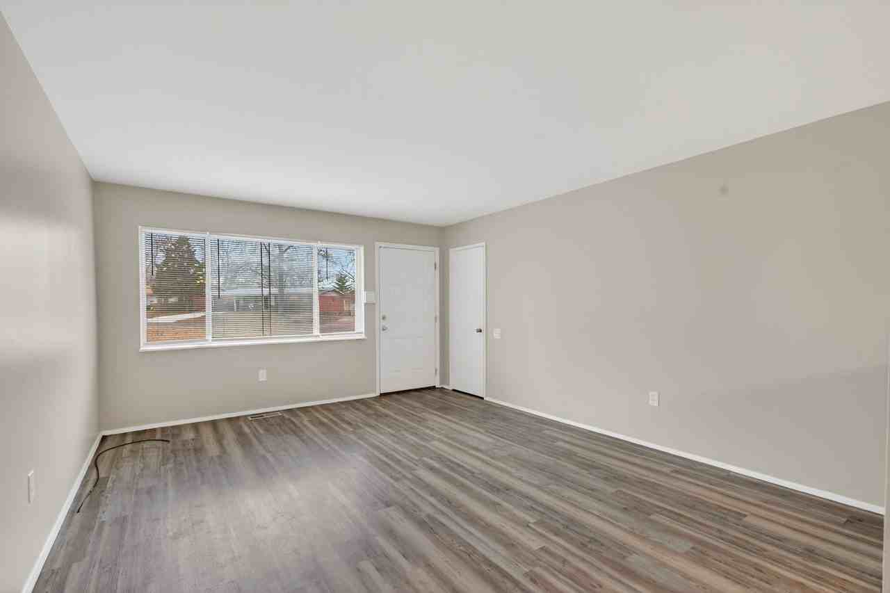 900 Paddock Drive - Photo 3 of 31