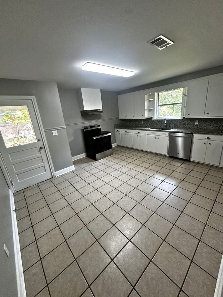 300 Maple St - Photo 3 of 19