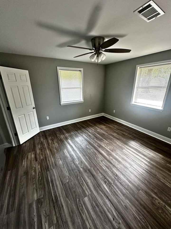 300 Maple St - Photo 7 of 19