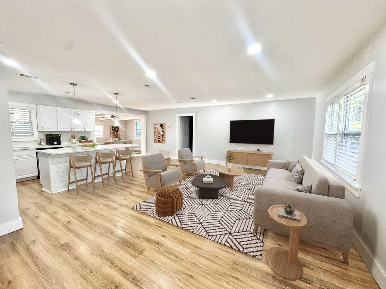 607 Dyches Drive - Photo 2 of 17