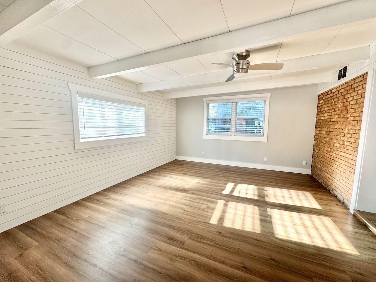 607 Dyches Drive - Photo 3 of 17