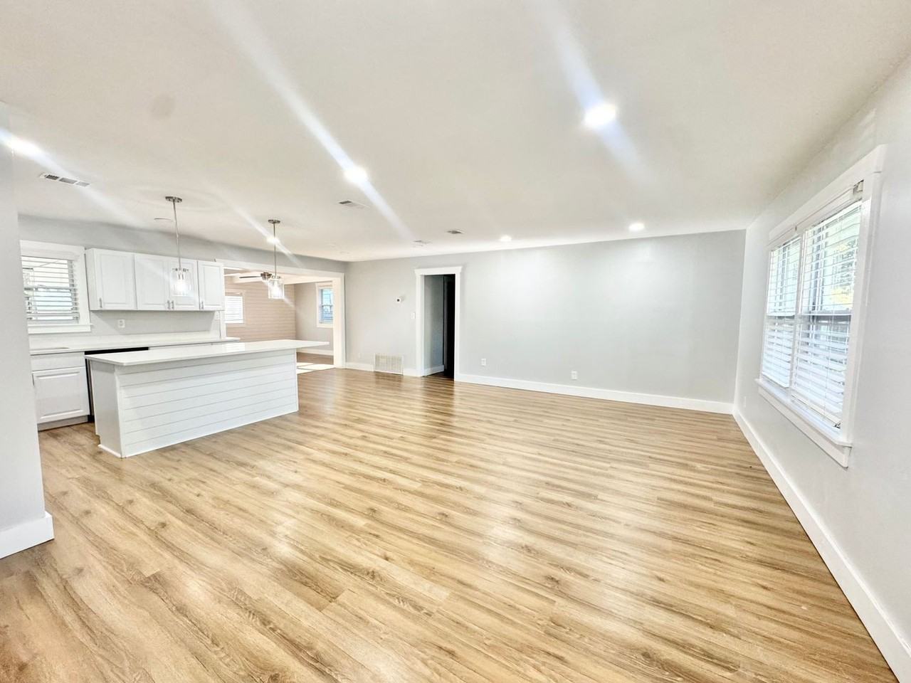 607 Dyches Drive - Photo 6 of 17