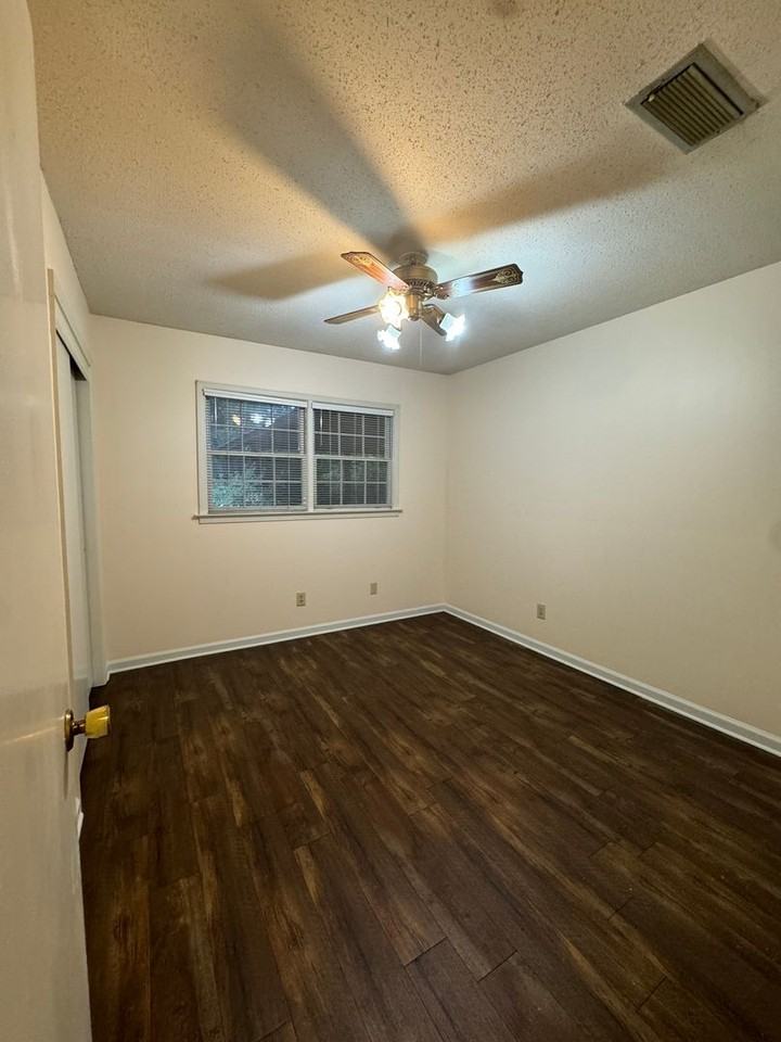 702 Sandhurst Drive - Photo 5 of 15