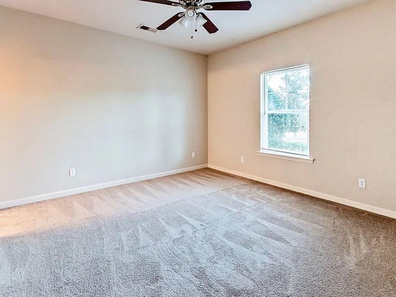 226 Sweet Bay Drive - Photo 4 of 11