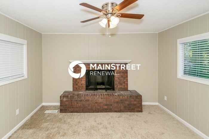 1309 Lake Ln Ne - Photo 3 of 17