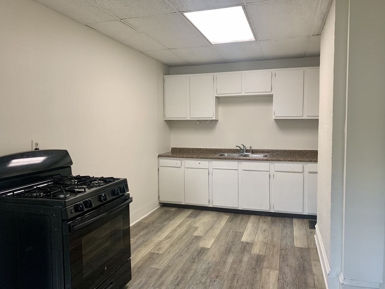 201 Broad Avenue Northwest #NA - Photo 5 of 10