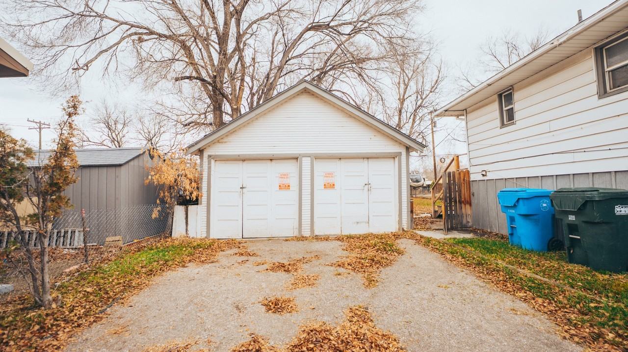 725 N 10th Ave - Photo 2 of 5