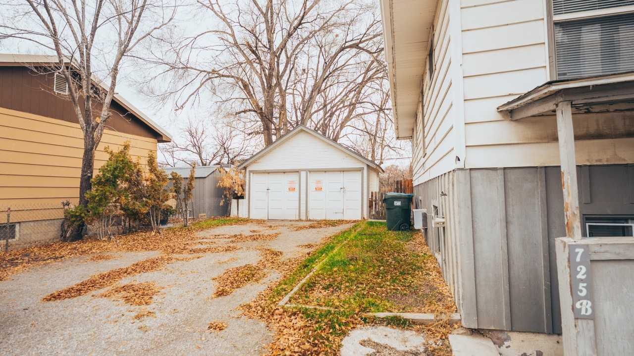 725 N 10th Ave - Photo 3 of 5