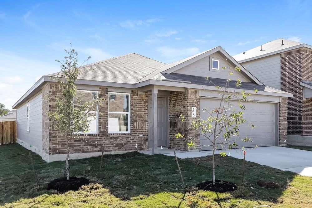 175 Amy Aly - Photo 3 of 16