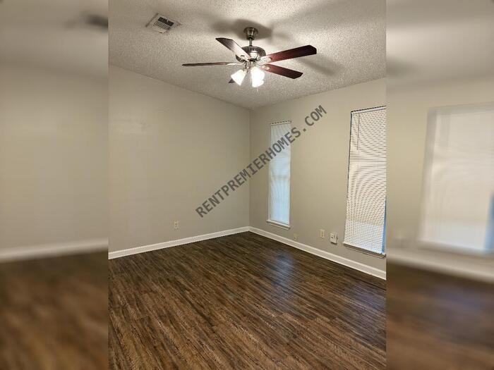 8403 Woodview Dr E - Photo 3 of 18