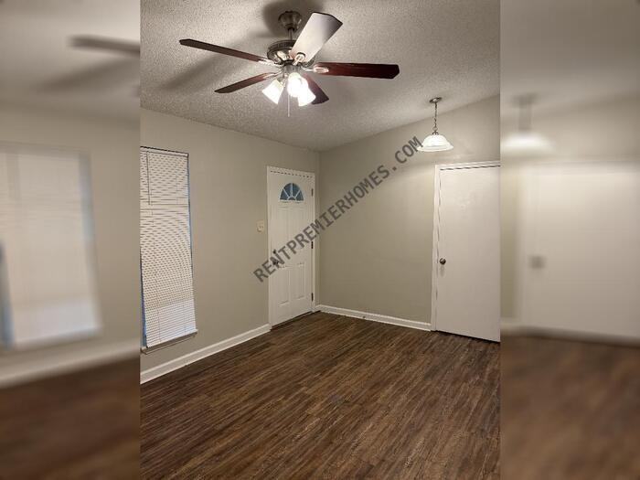 8403 Woodview Dr E - Photo 4 of 18