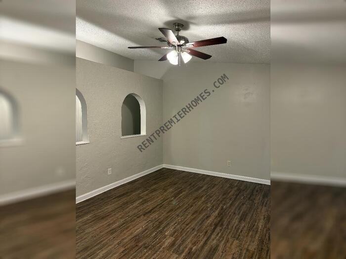 8403 Woodview Dr E - Photo 6 of 18