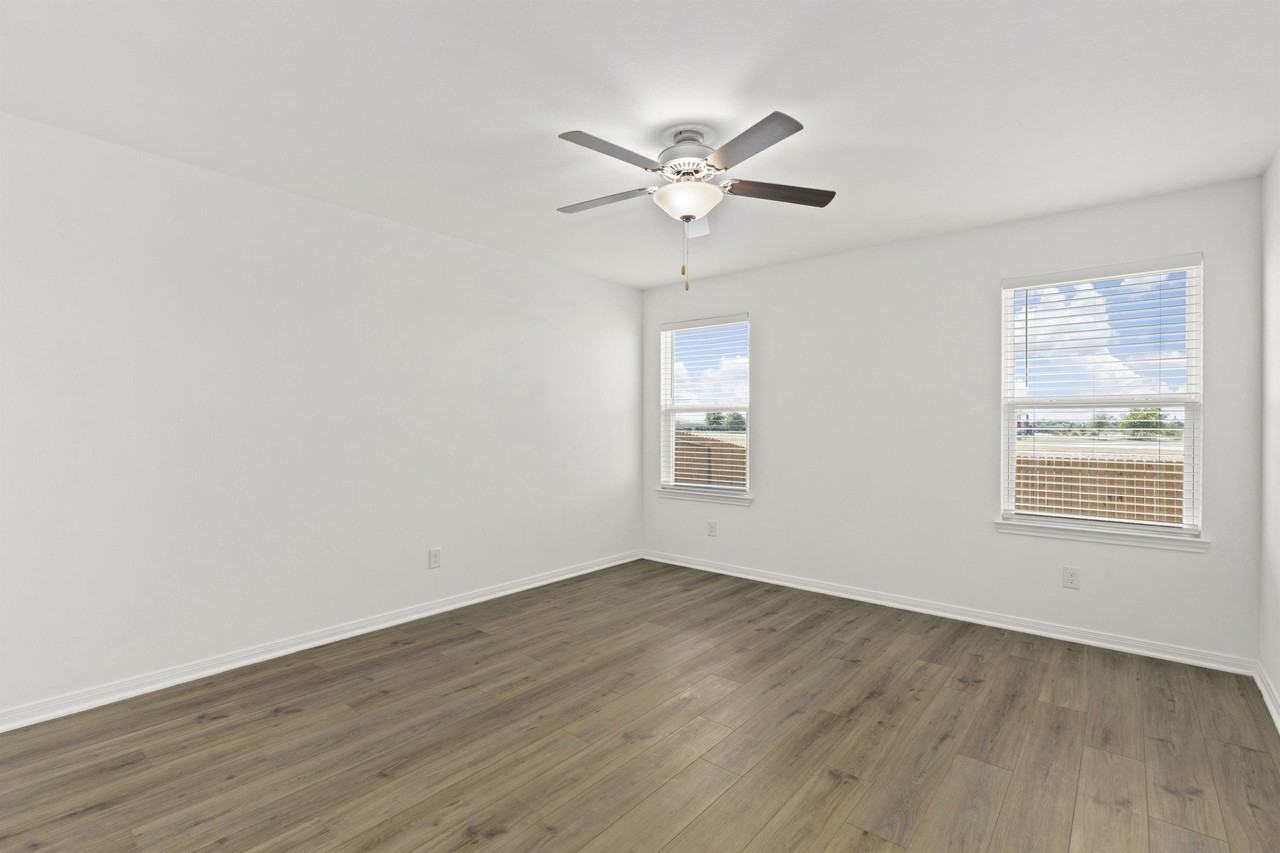 4414 Banting Crescent - Photo 3 of 22