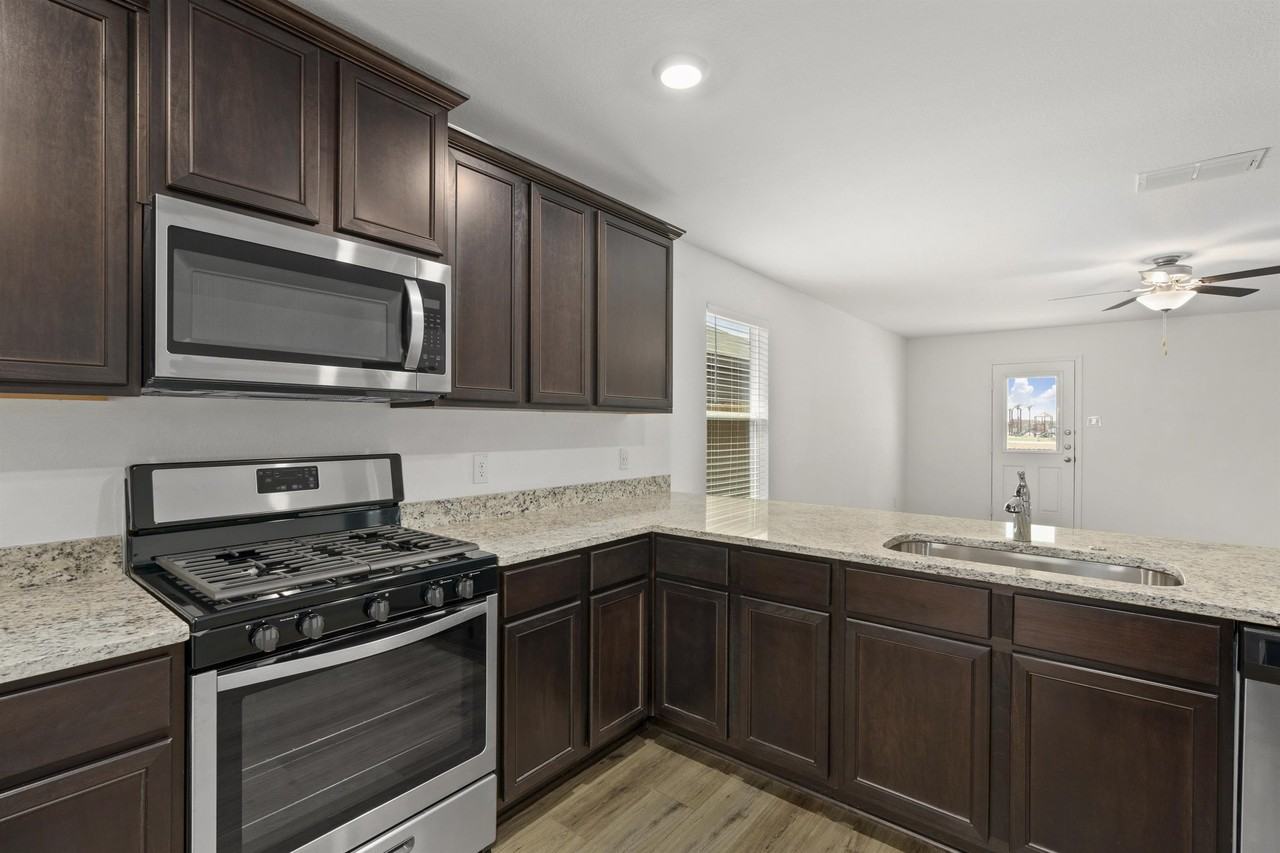 4414 Banting Crescent - Photo 6 of 22