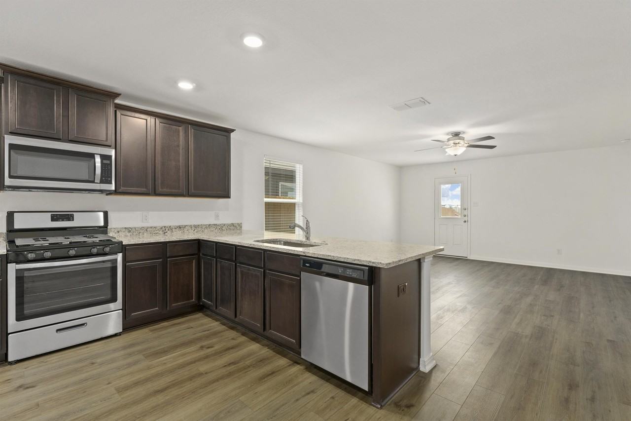 4414 Banting Crescent - Photo 7 of 22