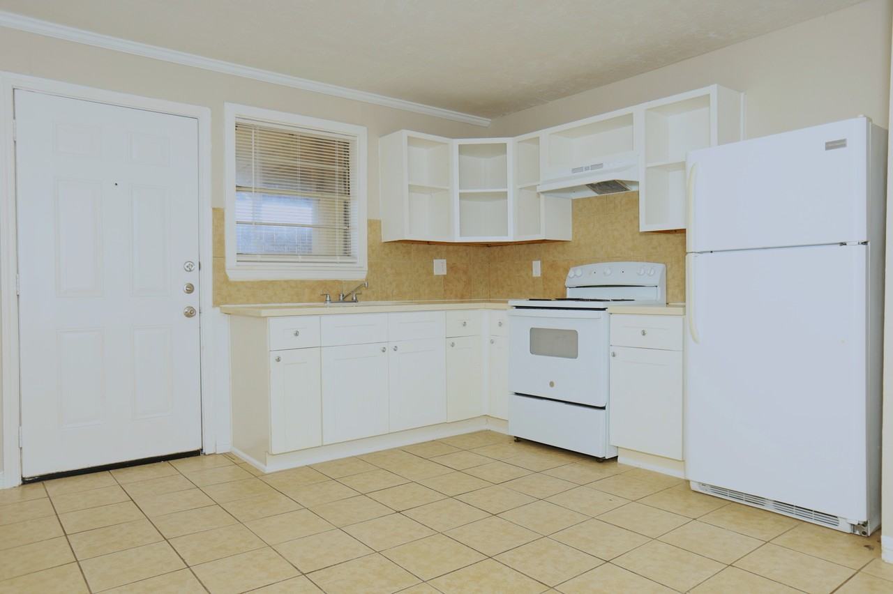 123 W 6th St #1 - Photo 5 of 10