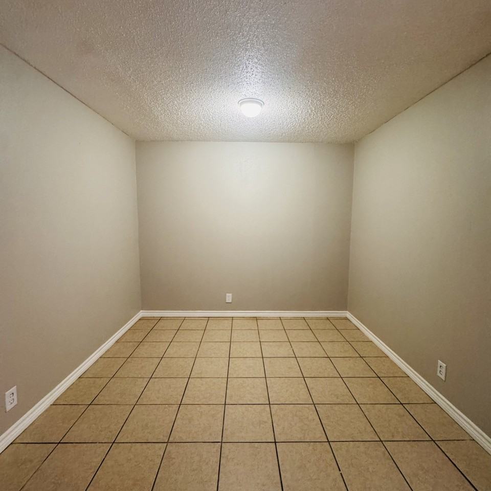 881 Ridgewood Dr - Photo 3 of 14