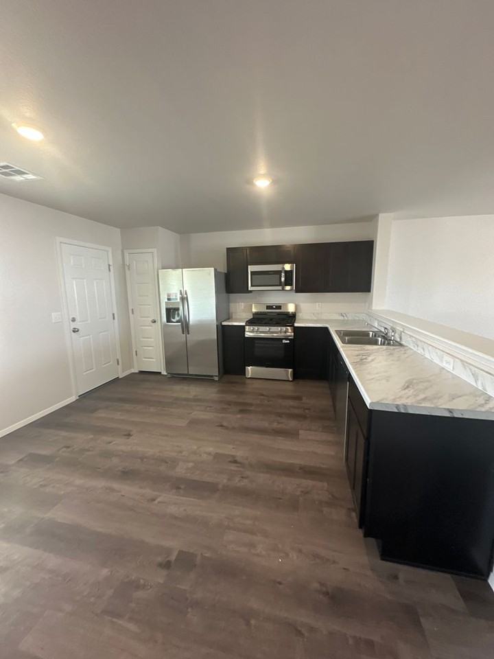 2102 S Lakin Ln - Photo 7 of 15