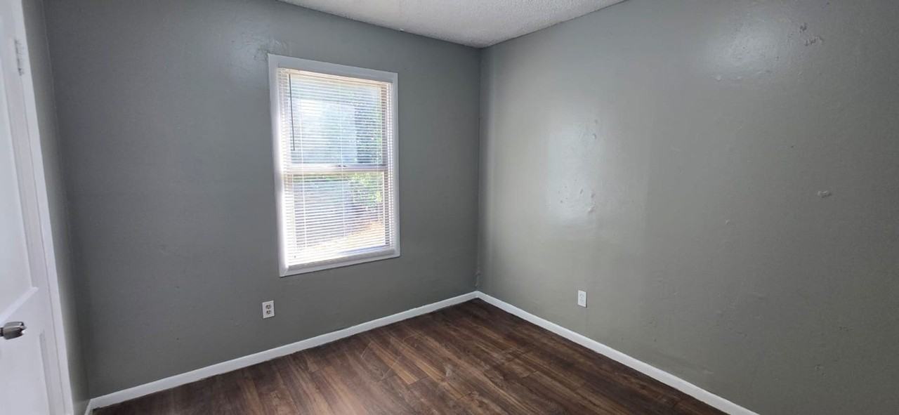 8301 N Hillsborough Ln - Photo 4 of 9