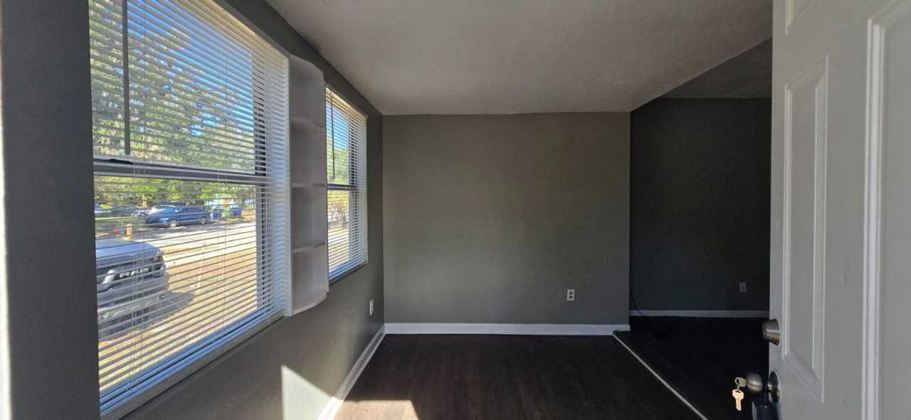 8301 N Hillsborough Ln - Photo 6 of 9