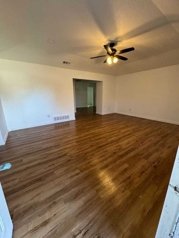 2750 Ridgewood St - Photo 3 of 17