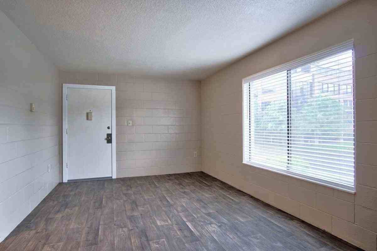 500 E 13th St - Photo 3 of 35