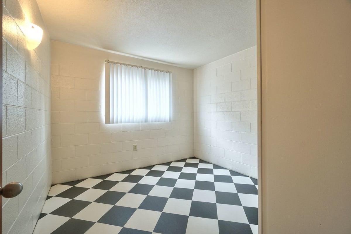500 E 13th St - Photo 6 of 33