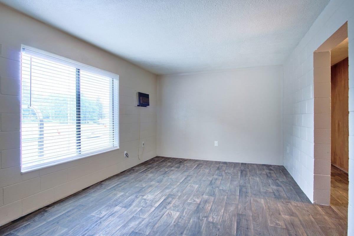 500 E 13th St - Photo 4 of 33