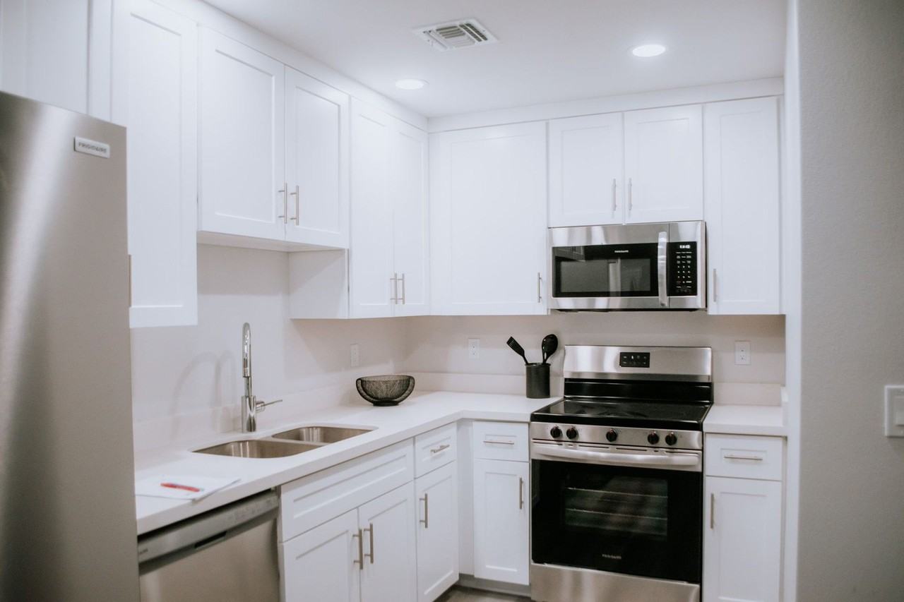 Beautifully Furnished 3 - Photo 4 of 18