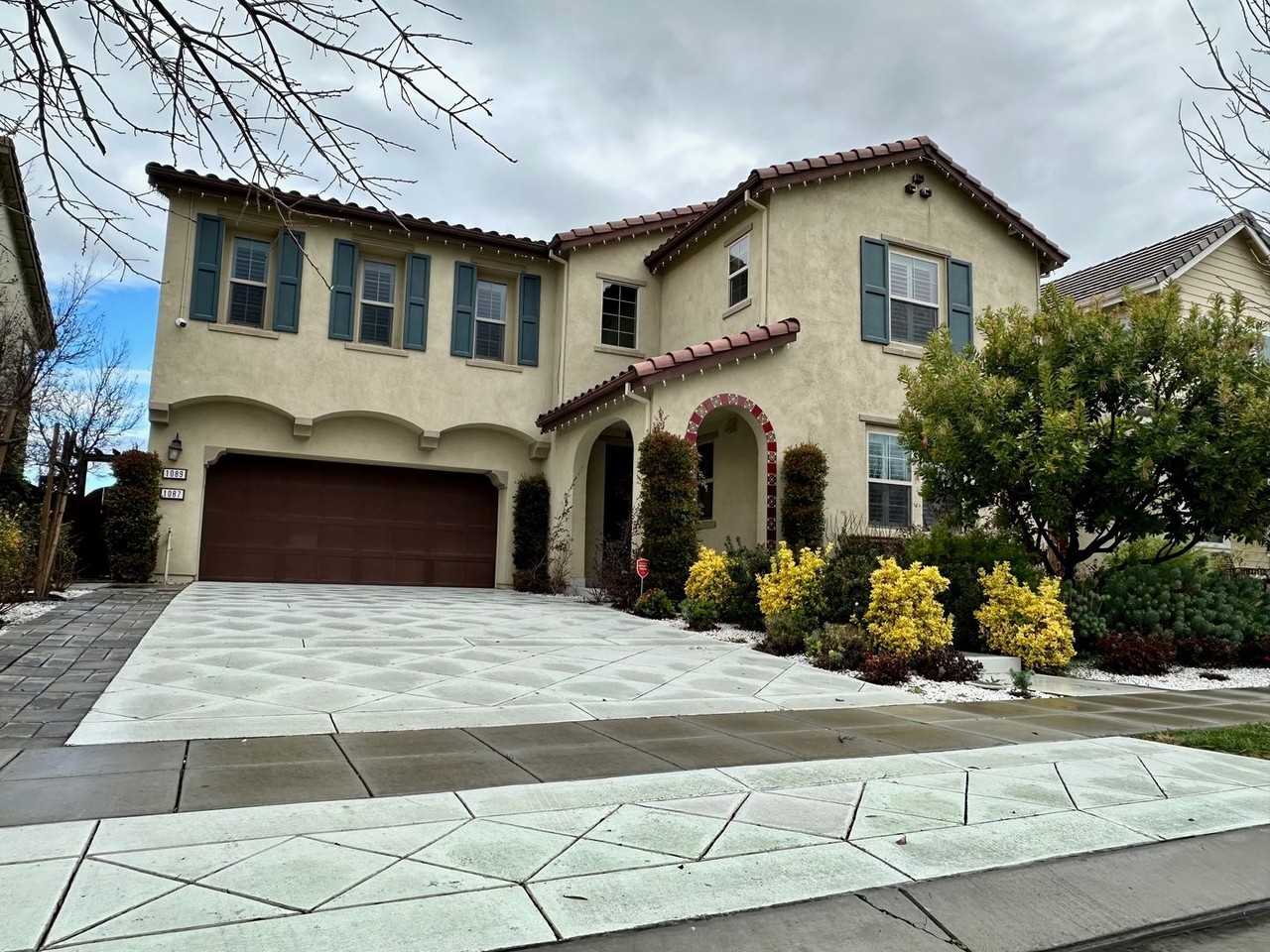 1089 S Dana Ct - Photo 3 of 36