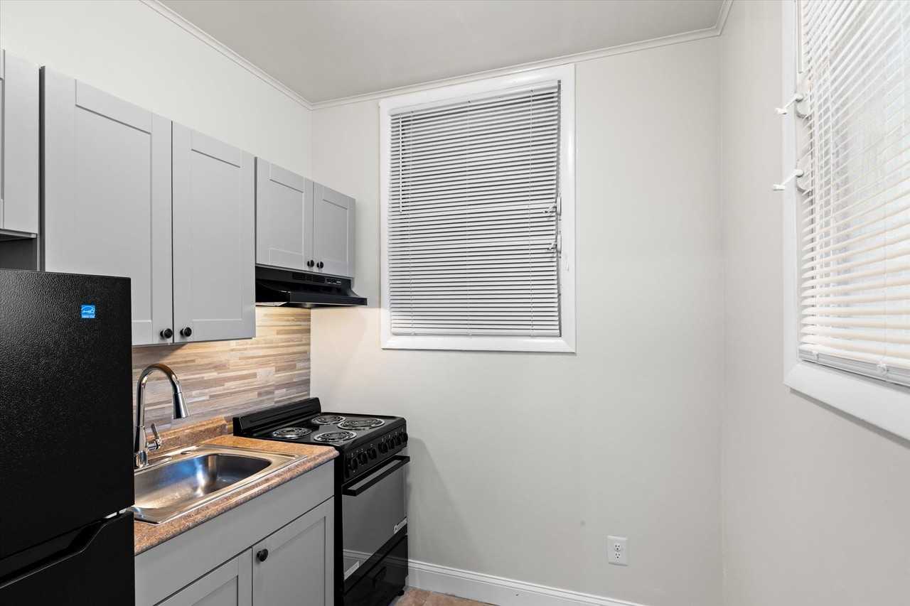 1127 Washington Street #4 - Photo 4 of 10