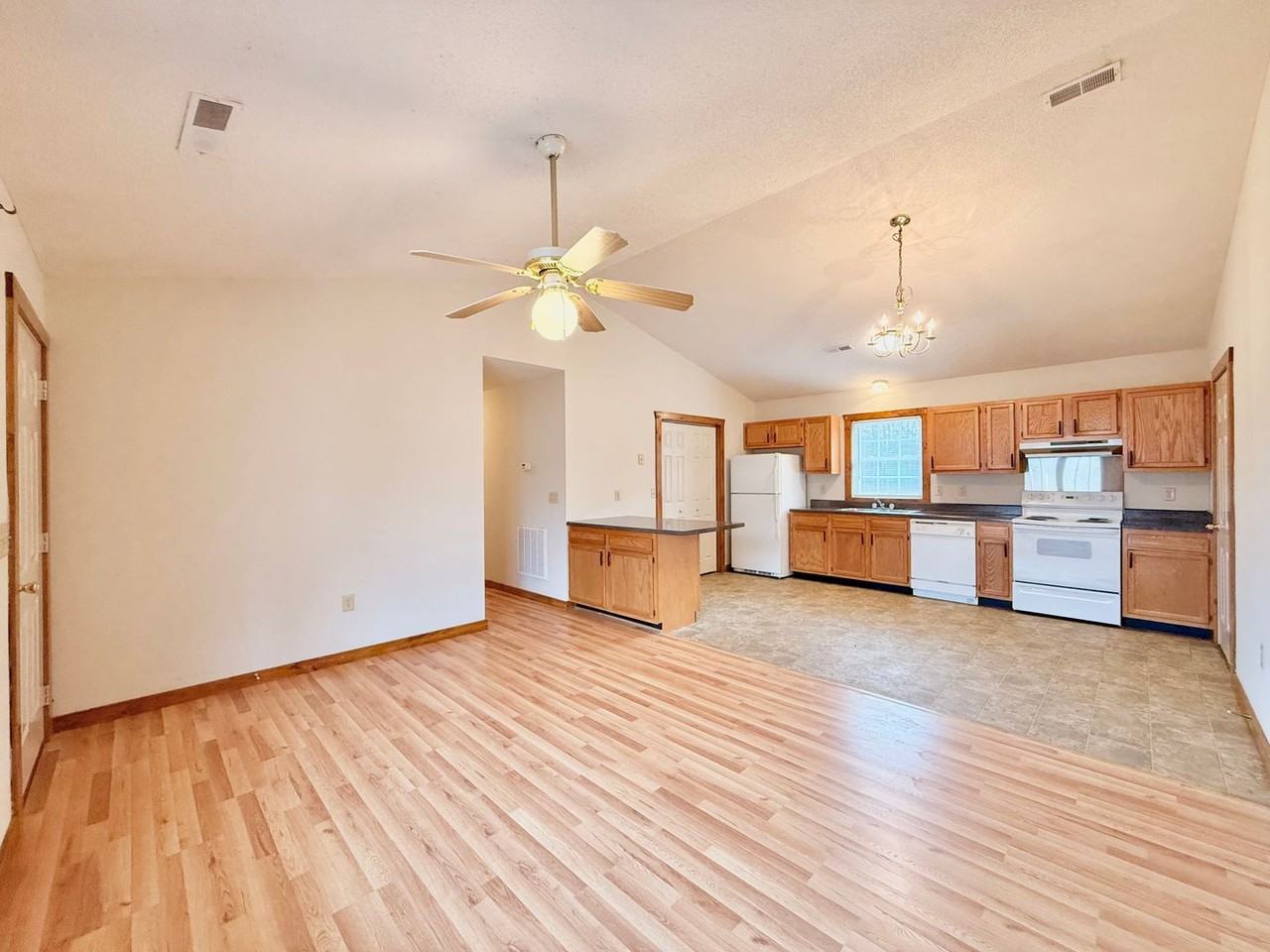 502 Leeds Ln - Photo 3 of 15