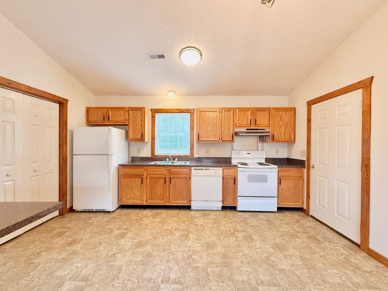 502 Leeds Ln - Photo 4 of 15