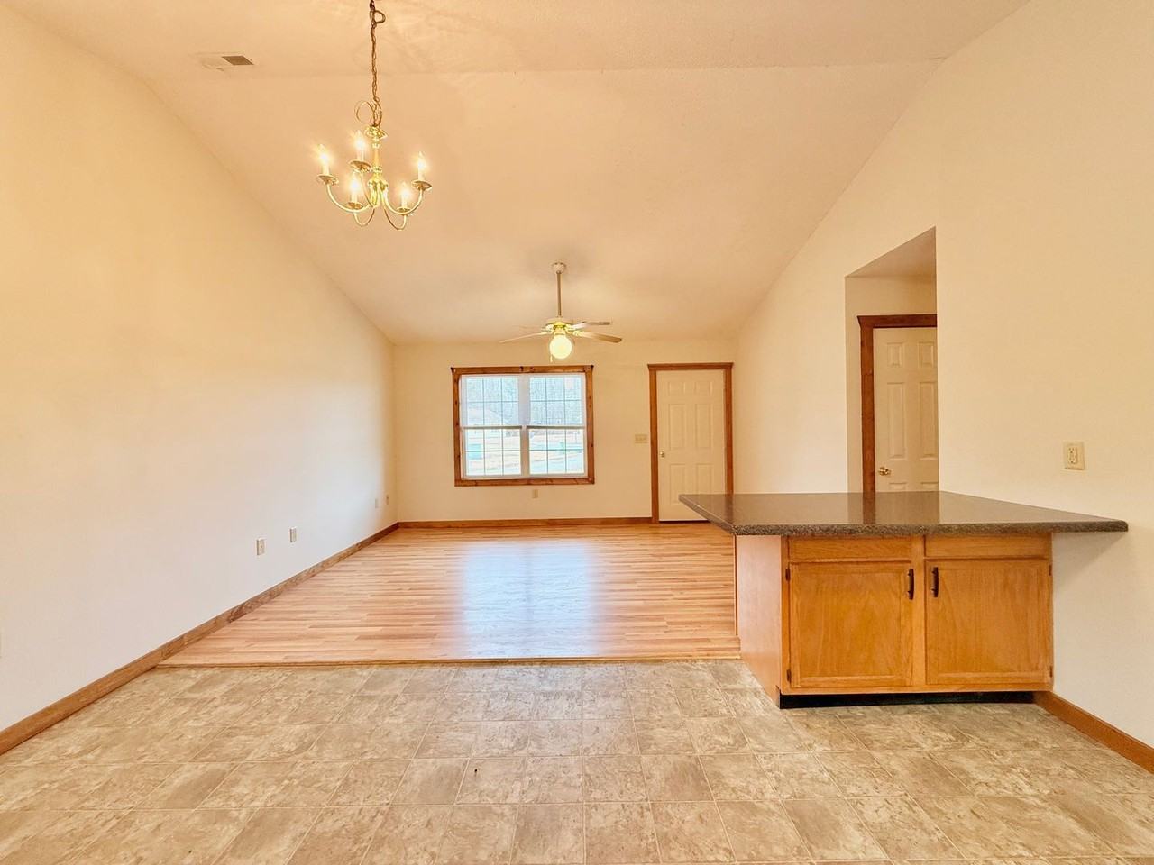 502 Leeds Ln - Photo 5 of 15