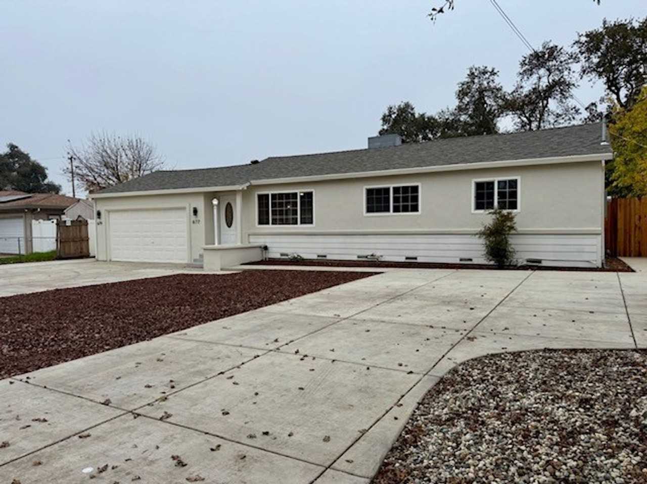 677 Whyte Ave - Photo 2 of 24