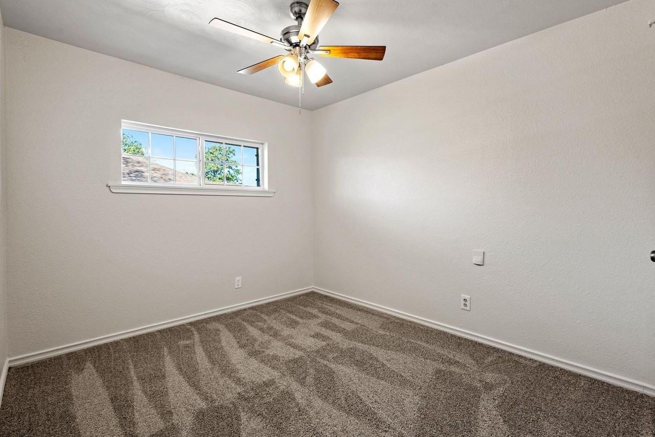 1116 Oxbow Lane - Photo 3 of 20