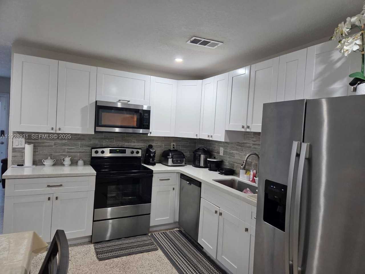 9228 Southwest 37th Street - Photo 3 of 14