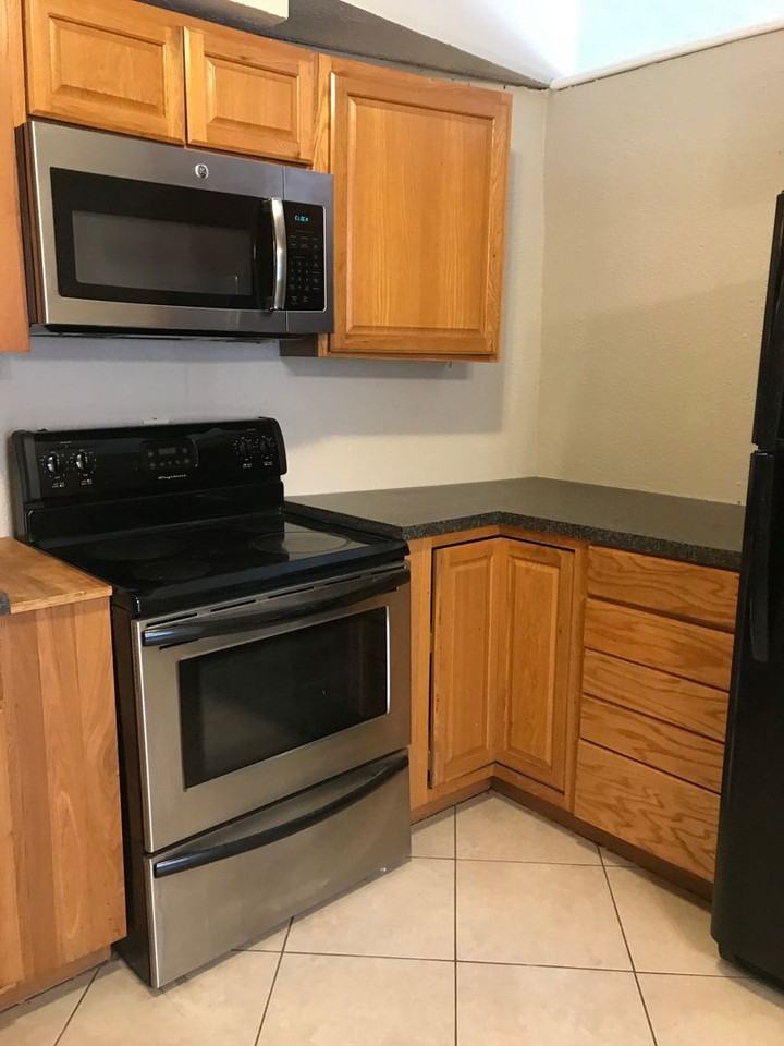 4140 Las Vegas Dr - Photo 4 of 47