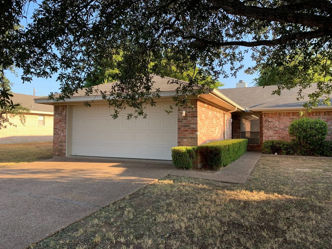 636 Park Place Drive - Photo 2 of 11