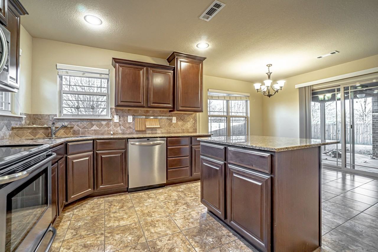 2005 Southwest Birch Street - Photo 4 of 14