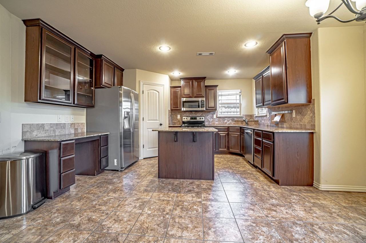 2005 Southwest Birch Street - Photo 5 of 14