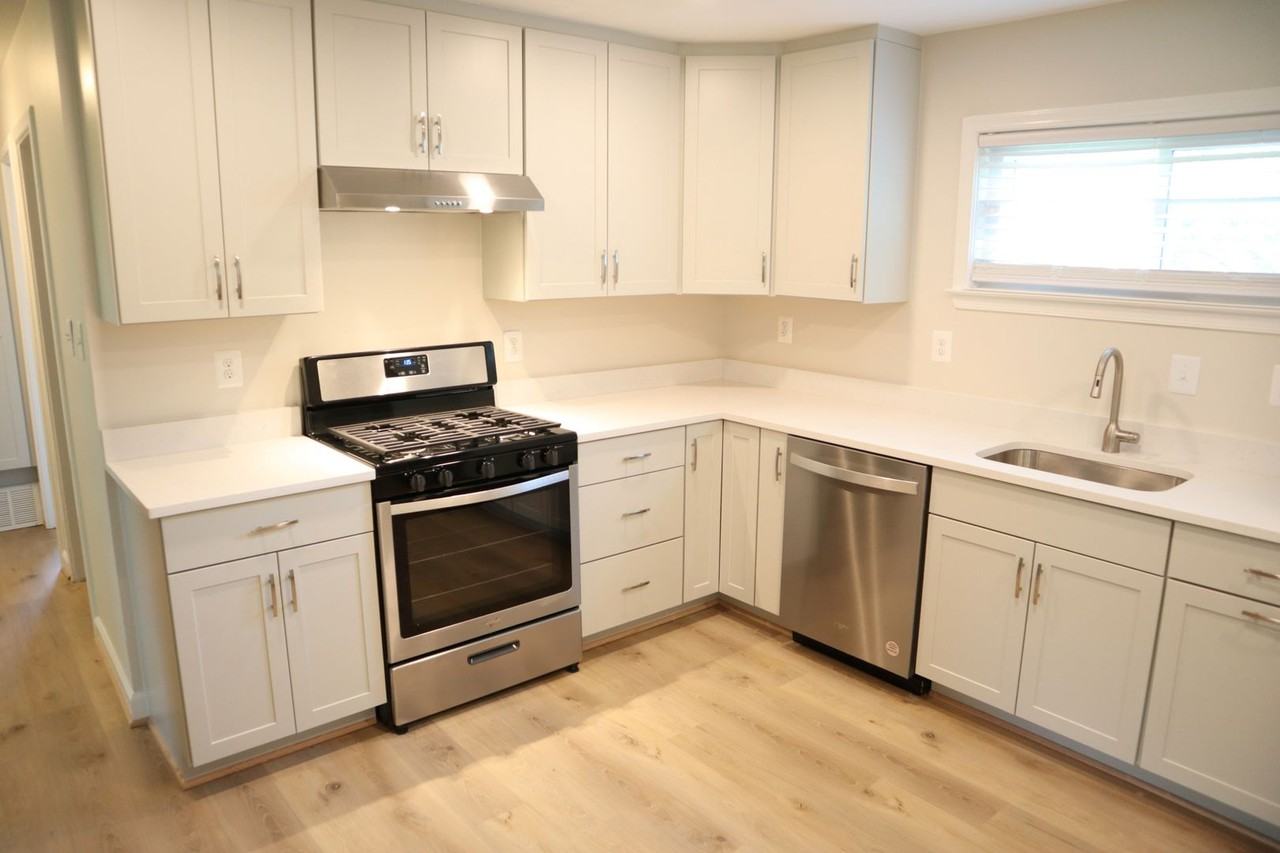 302 Broadwood Drive - Photo 4 of 25