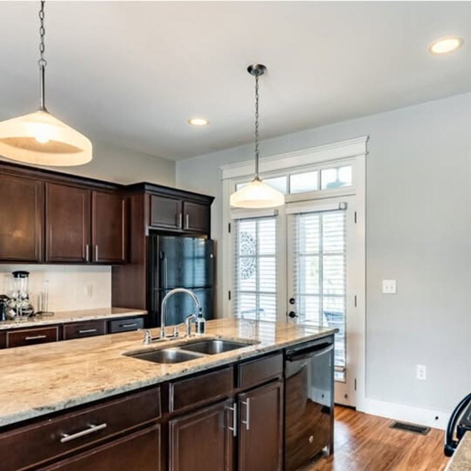 1909 Convent Place ##C - Photo 3 of 11